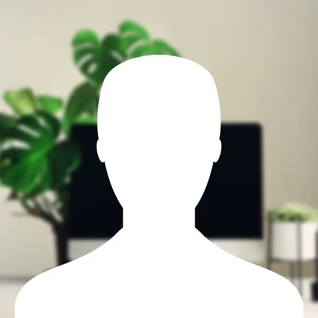 Platzhalterbild einer Person im Büro mit Pflanze und Bildschirm im Hintergrund.