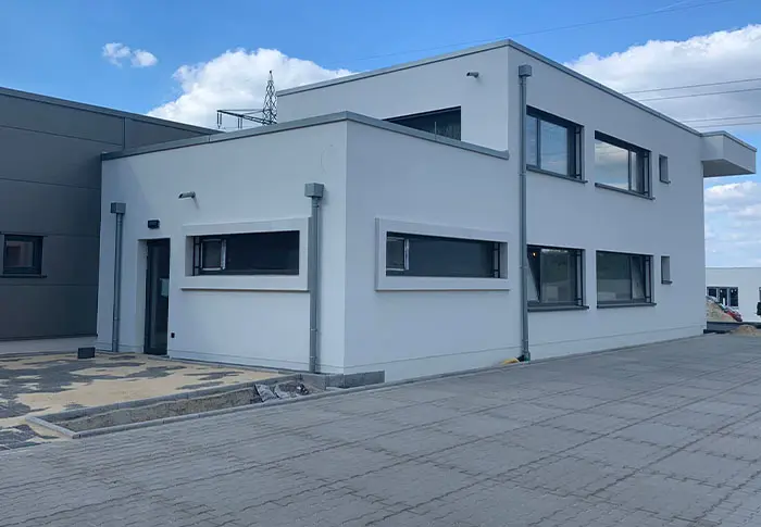 Außenansicht des Middendorf-Bau GmbH Gebäudes mit moderner Architektur und klaren Linien.