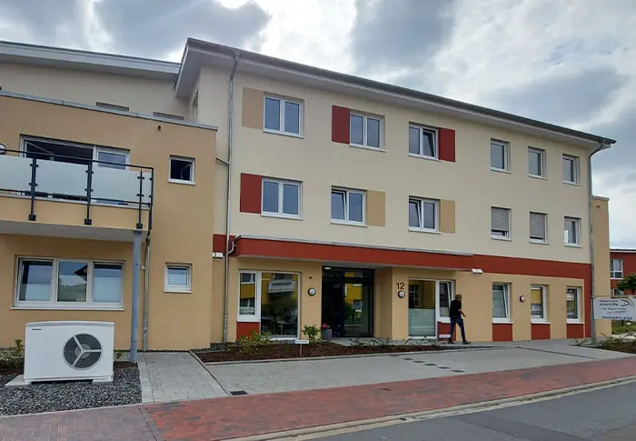 Außenansicht eines modernen Gebäudes, Middendorf-Bau-GmbH, mit farbigen Akzenten und klaren Linien.