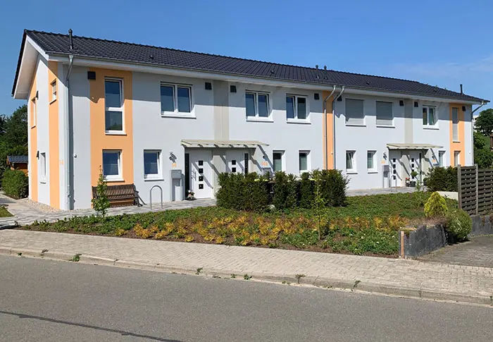 Ansicht eines modernen Wohnhauses, Neubau mit gepflegtem Garten und klaren Linien, Middendorf-Bau GmbH.
