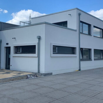 Außenansicht des Middendorf-Bau GmbH Gebäudes mit moderner Architektur und klaren Linien.