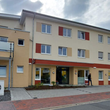 Außenansicht eines modernen Gebäudes, Middendorf-Bau-GmbH, mit farbigen Akzenten und klaren Linien.