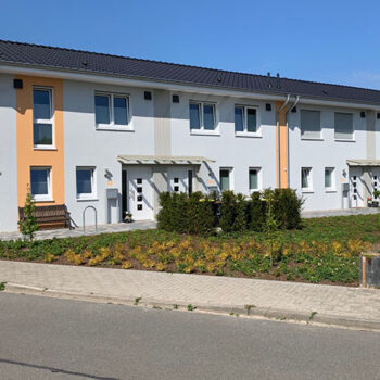 Ansicht eines modernen Wohnhauses, Neubau mit gepflegtem Garten und klaren Linien, Middendorf-Bau GmbH.